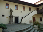 Atrium radnice, kde je originl sochy sv. J.Nepomuckho 
(klikni pro zvten)