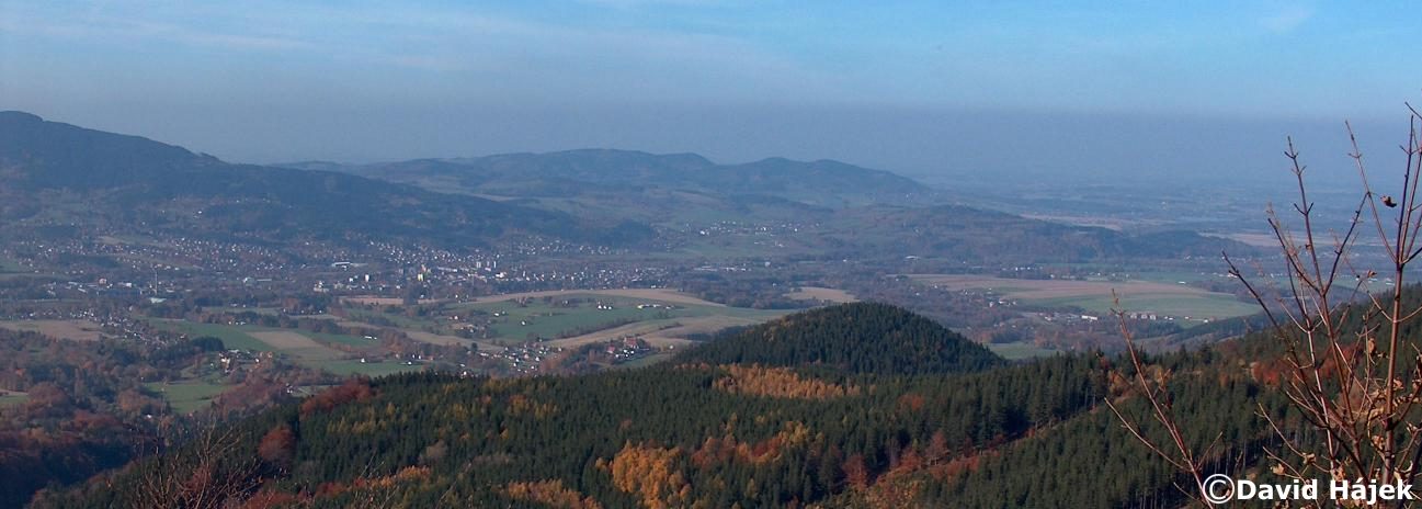 Pohled na Fr�dlant n.O. a Palkovick� h�rky /modr� TZ v �seku Malenovice-Ivan�ena, 27.10.2005/ David H�jek