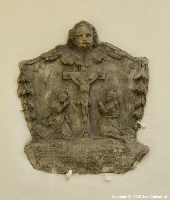 kamenn deska s relifem nad hlavnm vchodem do kaple Panny Marie Bolestn