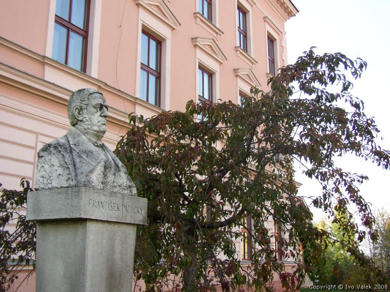 Busta Františka Palackého před gymnáziem