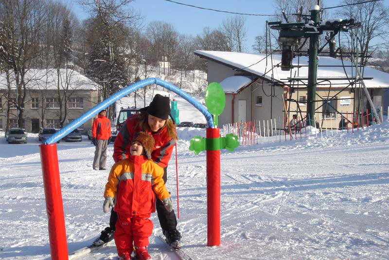 SKI A SNOWBOARDOV� �KOLA U LA NELLA BARTO�OVICE V ORLICK�CH HOR�CH