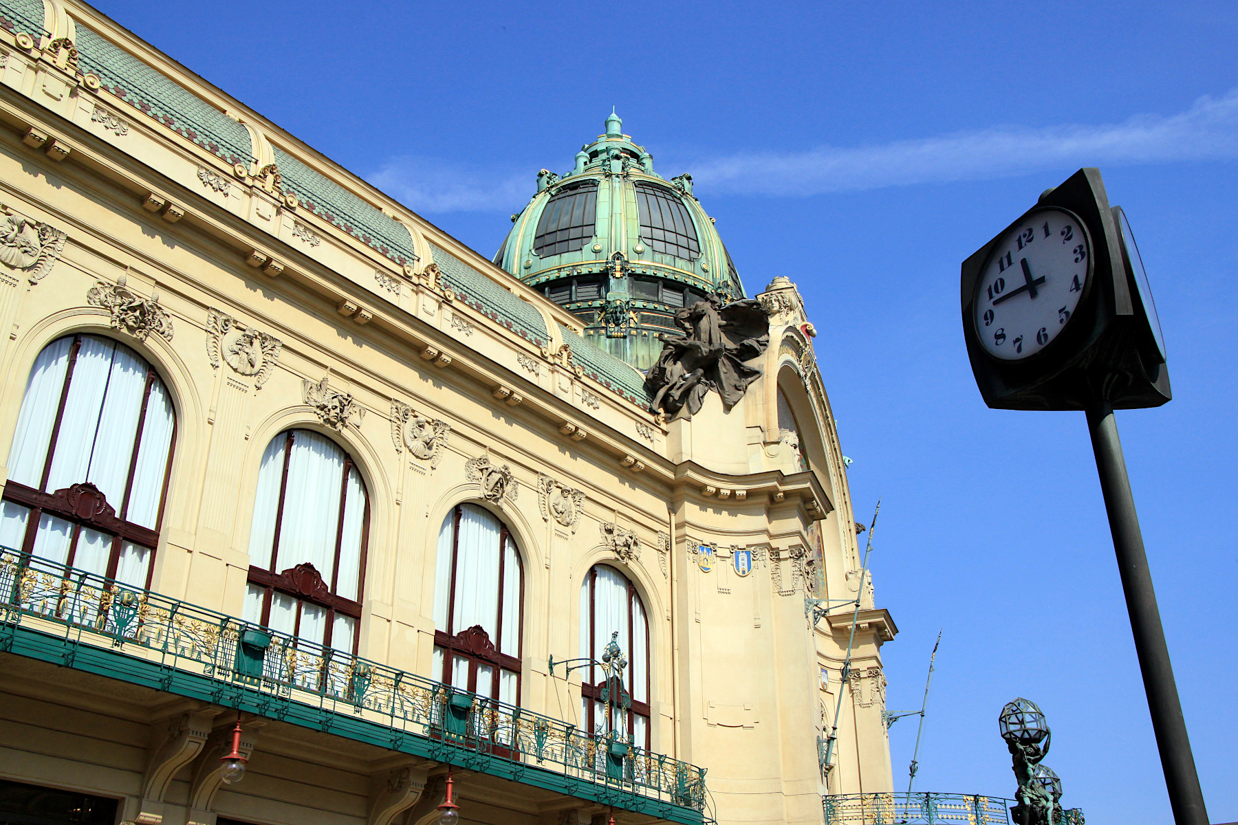 OBECN� D�M - PRAHA 1