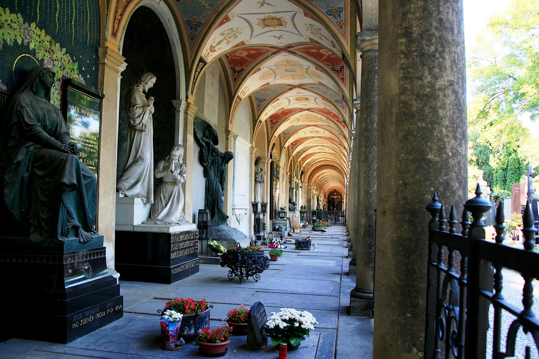 VY�EHRADSK� H�BITOV A SLAV�N 