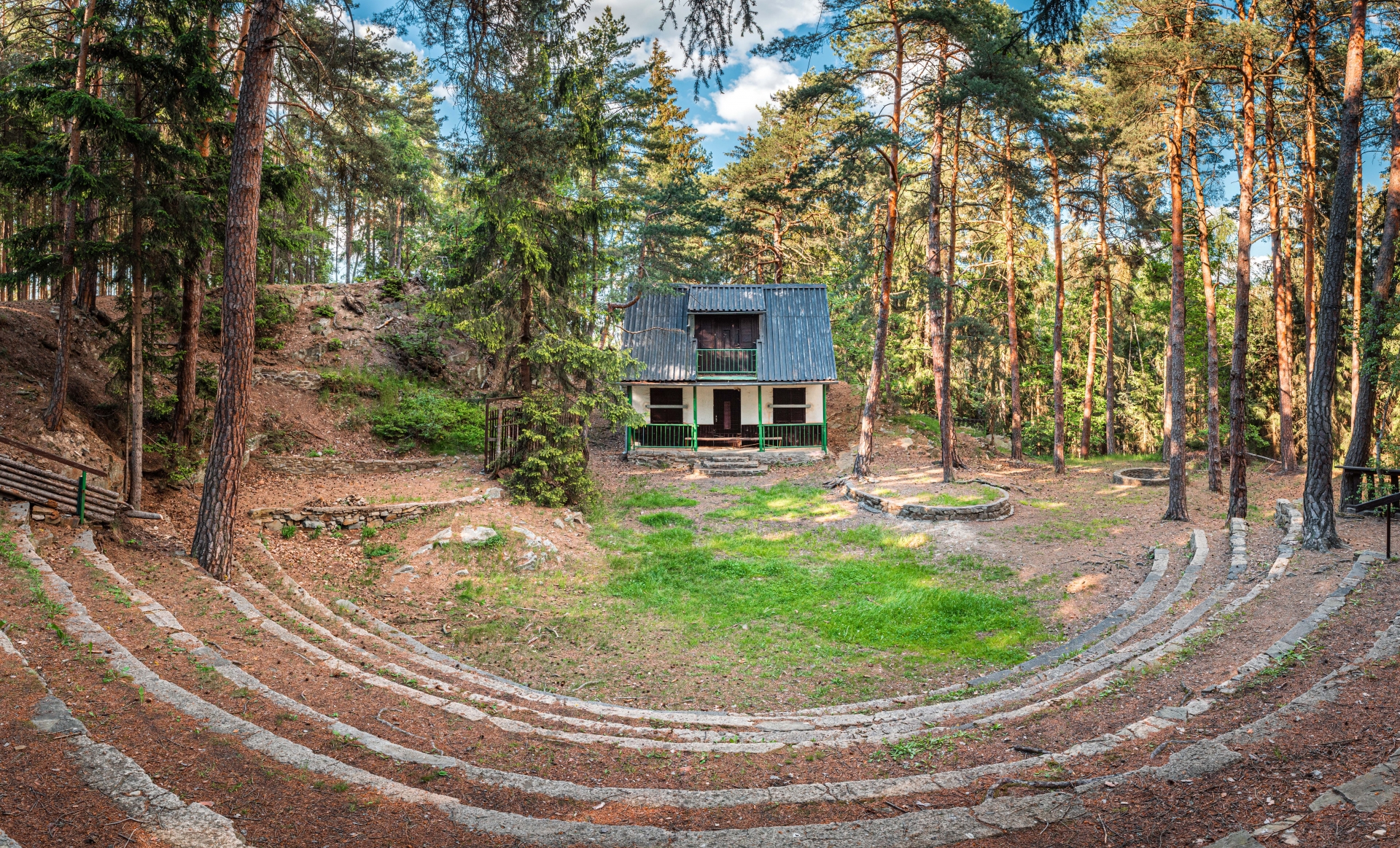 LESN� DIVADLO SKALKA - PODLES�