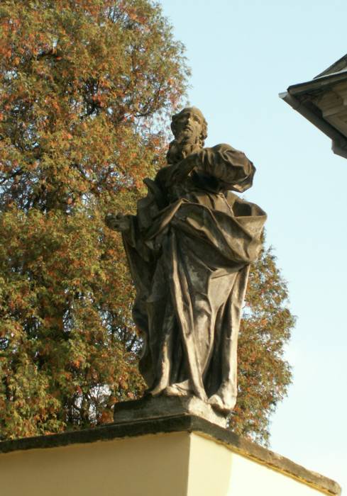 Na levm pili hlavn brny stoj socha sv. Jchyma