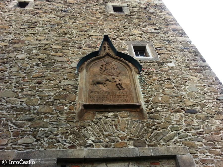 Kamenn deska nad vstupem do hradu