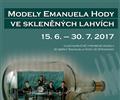 Modely Emanuela Hody ve sklennch lahvch